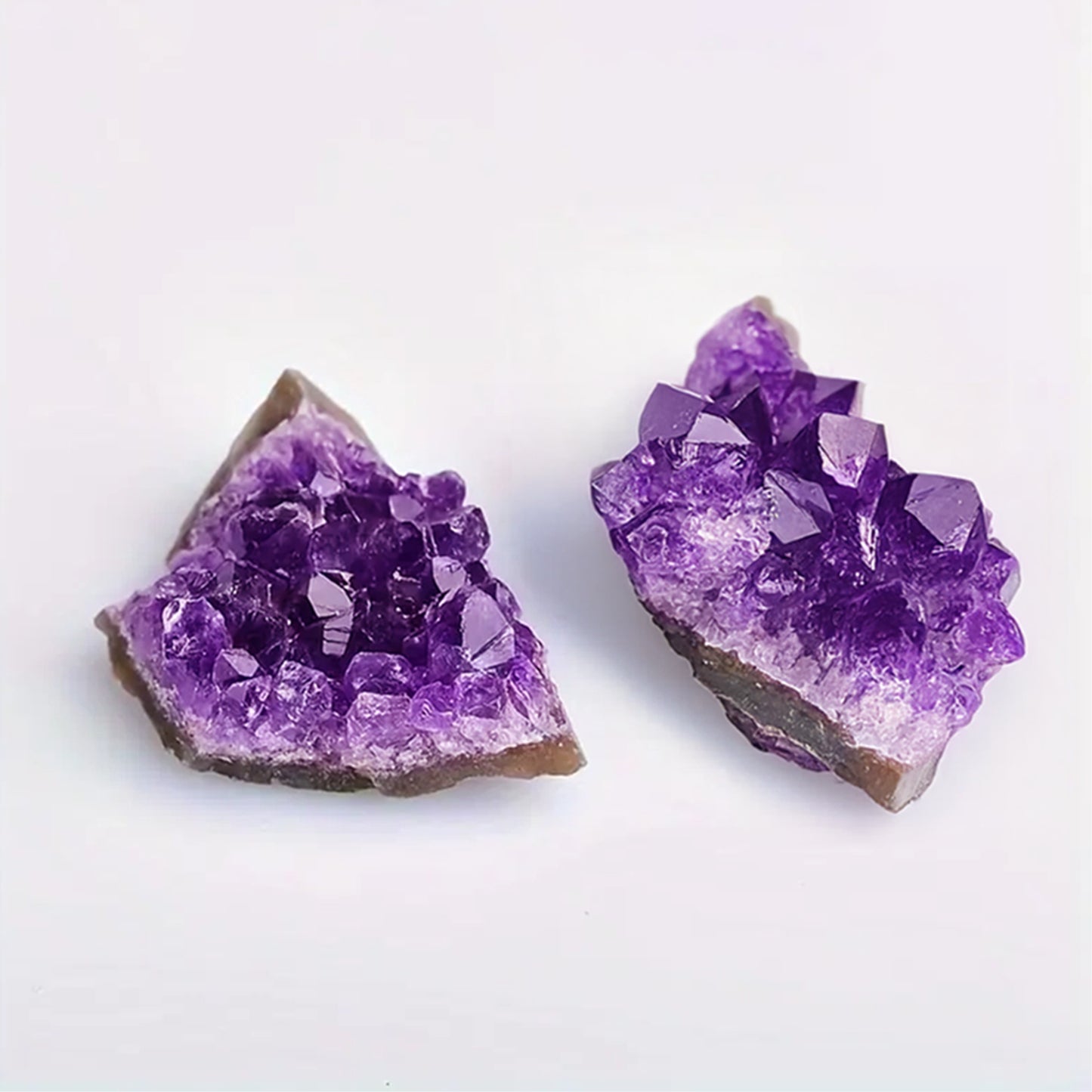 Zwei Amethyst Drusen mit violetten Spitzen zur energetischen Reinigung und Stärkung der Intuition.