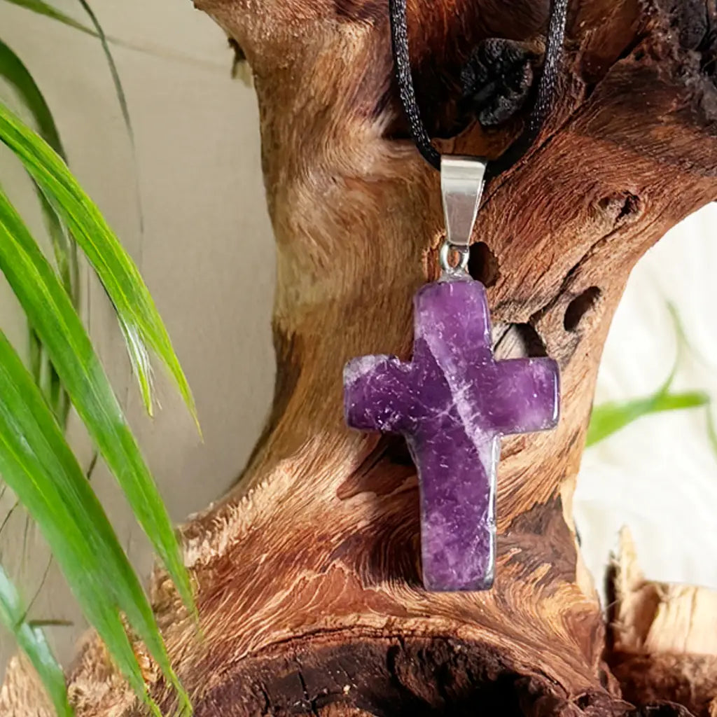 Detailansicht Amethyst Kreuz Anhänger auf Holz – kraftvoller Amethyst Schmuck mit spiritueller Symbolik und beruhigender Wirkung.