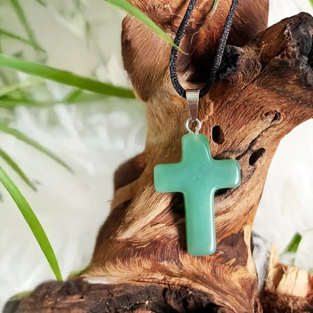 Nahaufnahme eines Aventurin Kreuz Anhängers – glatt polierter grüner Edelstein in Kreuzform als schützender und ausgleichender Schmuck