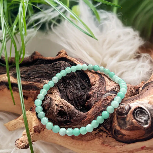 Rundes Amazonit Kraftstein Armband auf Naturholz – stilvoller Amazonit Schmuck für Energie & Balance.