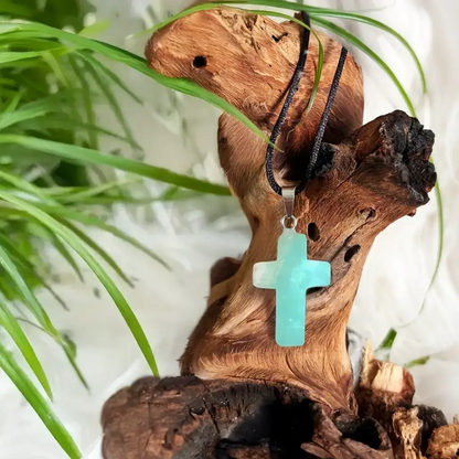 Kreuzförmiger Amazonit Anhänger als Kraftstein Schmuck – stilvoller Amazonit Schmuck für innere Ruhe und Balance.