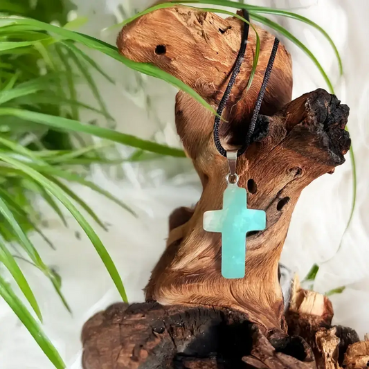 Kreuzförmiger Amazonit Anhänger als Kraftstein Schmuck – stilvoller Amazonit Schmuck für innere Ruhe und Balance.