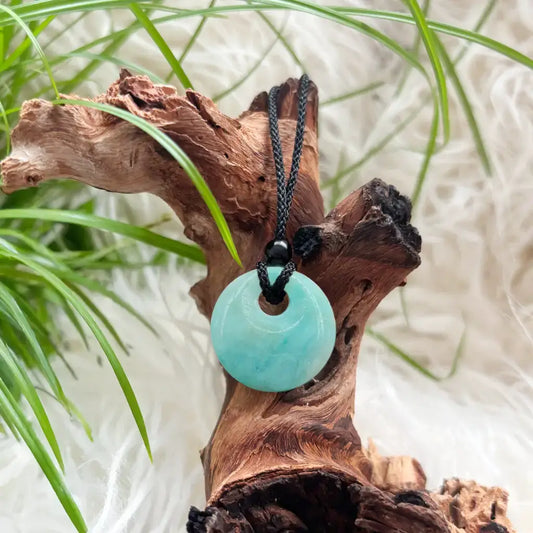 Runder Amazonit Anhänger als Heilstein Schmuck auf Naturholz – beruhigender Amazonit Schmuck für Harmonie & Balance.