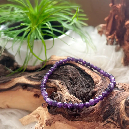 Amethyst Armband mit runden Perlen auf Naturholz – eleganter Amazonit Schmuck für spirituelle Klarheit & innere Ausgeglichenheit.
