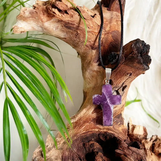 Amethyst Kreuz Anhänger mit schwarzem Band auf Holz – für innere Weisheit und mentale Kraft.