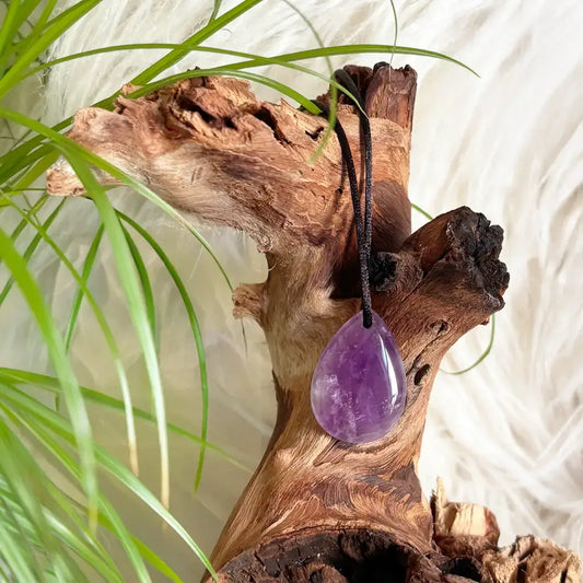 Amethyst Tropfen Anhänger mit schwarzem Band – eleganter Amethyst Schmuck für Schutz, Klarheit und spirituelle Ausstrahlung