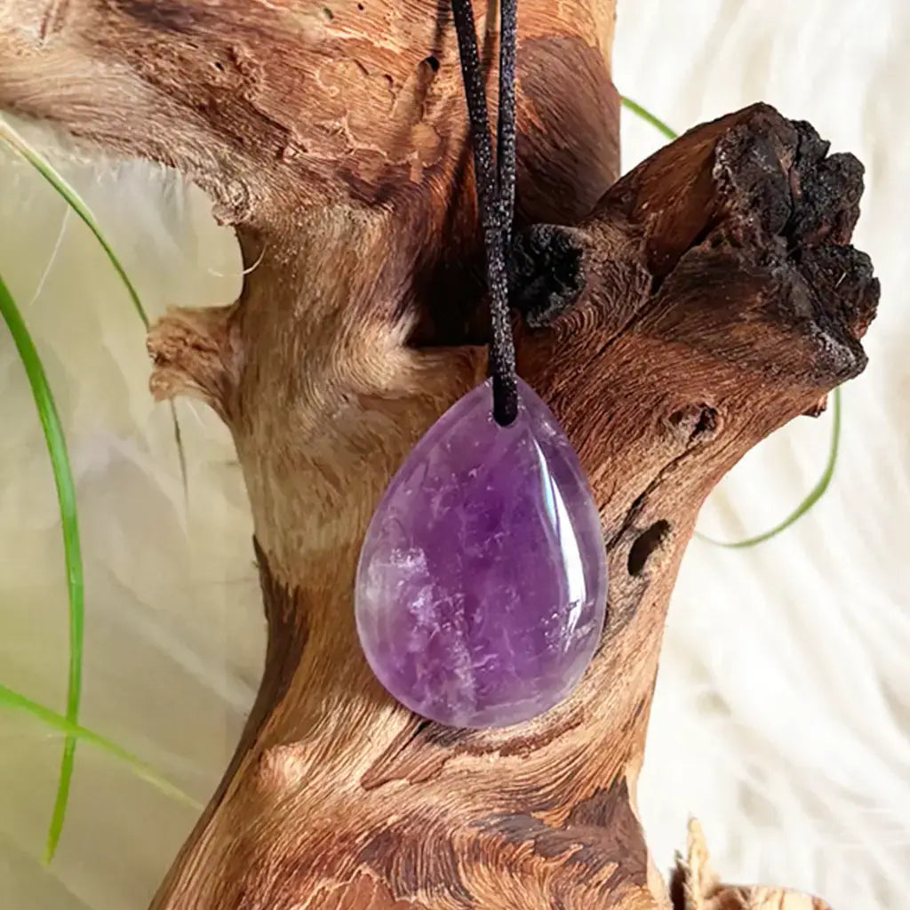 Detailansicht Amethyst Tropfen Anhänger - stilvoller Edelstein-Schmuck zur Förderung von Klarheit und spiritueller Kraft.