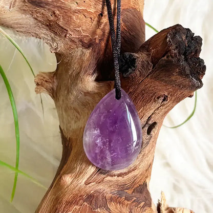 Detailansicht Amethyst Tropfen Anhänger - stilvoller Edelstein-Schmuck zur Förderung von Klarheit und spiritueller Kraft.