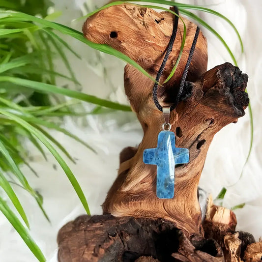 Apatit Kreuz Anhänger mit schwarzem Band – ausdrucksstarker Apatit Schmuck für Schutz, Klarheit und spirituelle Kraft im Alltag