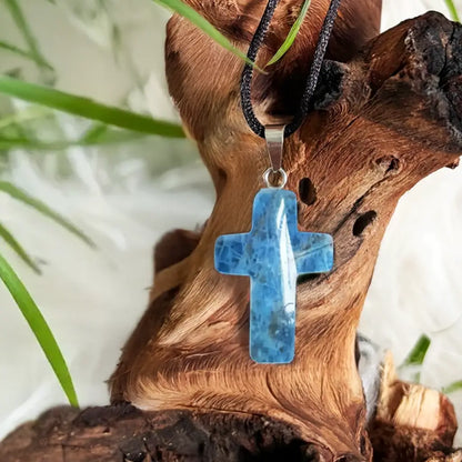 Detailaufnahme des Apatit Kreuz Anhängers – strukturierter, blauer Edelstein mit polierter Oberfläche und symbolischer Kreuzform