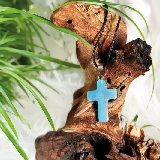 Aquamarin Kreuz Anhänger mit schwarzem Band – stilvoller Aquamarin Schmuck für innere Klarheit, Harmonie und spirituelle Kraft