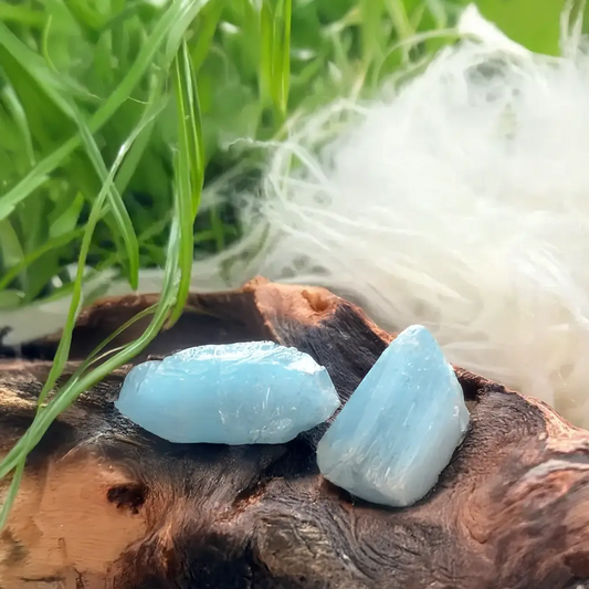 Zwei Aquamarin Rohsteine auf Holz – naturbelassene Aquamarin Kraftsteine zur Förderung von innerer Ruhe, Klarheit und Ausgeglichenheit