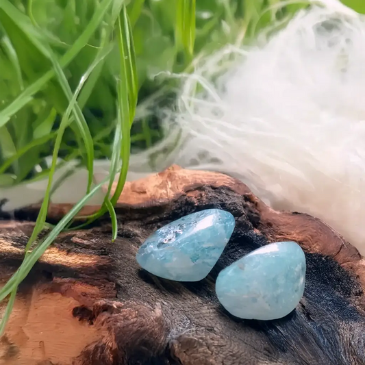 Zwei Aquamarin Trommelsteine auf Holz – glatte Aquamarin Kraftsteine für innere Ruhe, emotionale Balance und geistige Klarheit
