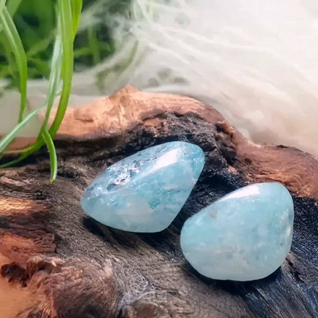Nahaufnahme eines polierten Aquamarin Trommelsteins – blauer Kraftstein mit sanfter Maserung für Harmonie und mentale Ausgeglichenheit