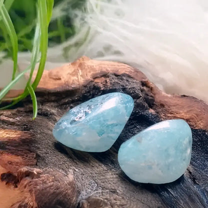 Nahaufnahme eines polierten Aquamarin Trommelsteins – blauer Kraftstein mit sanfter Maserung für Harmonie und mentale Ausgeglichenheit