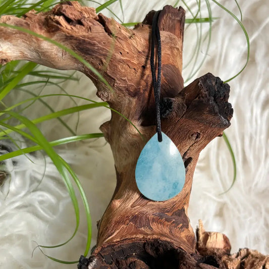 Aquamarin Tropfen Anhänger mit schwarzem Band – zartblauer Aquamarin Schmuck zur Förderung von Ruhe, Klarheit und Ausgeglichenheit
