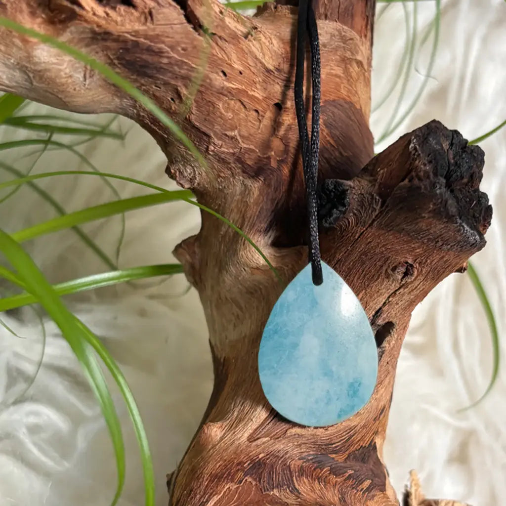 Nahaufnahme des Aquamarin Tropfen Anhängers – glatt geschliffener, hellblauer Edelstein in Tropfenform als harmonisierender Schmuck