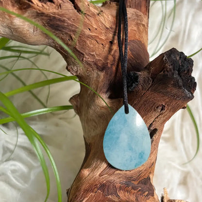 Nahaufnahme des Aquamarin Tropfen Anhängers – glatt geschliffener, hellblauer Edelstein in Tropfenform als harmonisierender Schmuck
