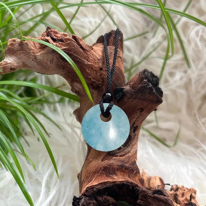 Aquamarin Donut Anhänger mit schwarzem Band – zartblauer Aquamarin Schmuck für Klarheit, Ausgeglichenheit und innere Ruhe