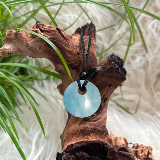 Aquamarin Donut Anhänger mit schwarzem Band – zartblauer Aquamarin Schmuck für Klarheit, Ausgeglichenheit und innere Ruhe