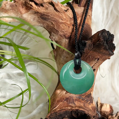 Grüner Aventurin Donut Anhänger am Band – harmonischer Aventurin Schmuck für Ausgeglichenheit, Mut und Lebensfreude