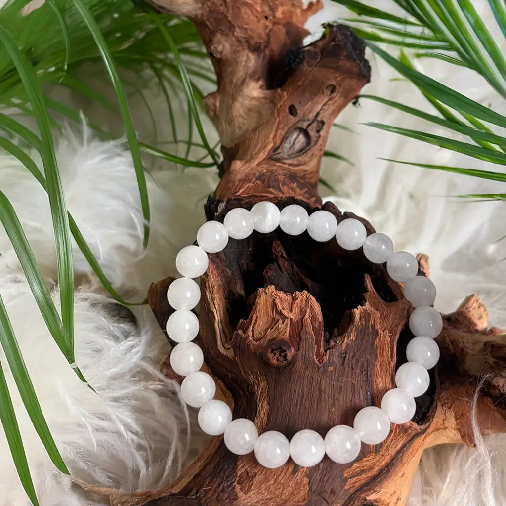 Bergkristall Armband aus runden Kugelperlen – eleganter, natürlicher Edelsteinschmuck auf rustikalem Holz