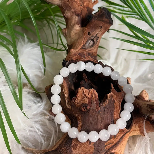 Bergkristall Armband aus runden Kugelperlen – eleganter, natürlicher Edelsteinschmuck auf rustikalem Holz