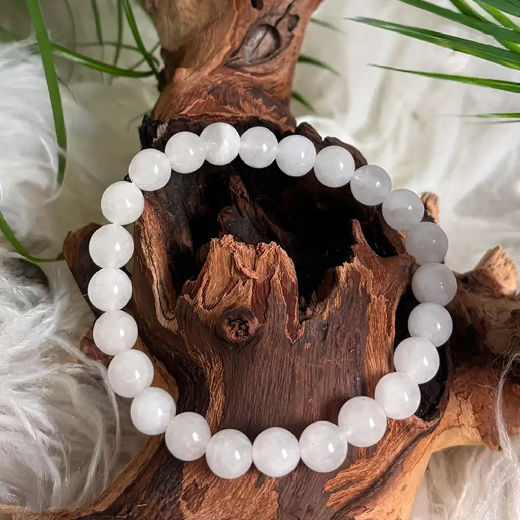 Nahaufnahme eines weißen Bergkristall Armbands mit polierten Kugelperlen – dezenter, harmonischer Edelsteinschmuck