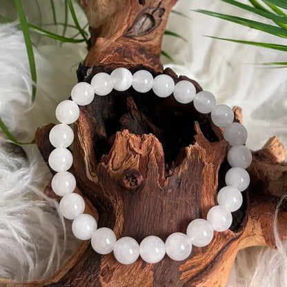 Nahaufnahme eines weißen Bergkristall Armbands mit polierten Kugelperlen – dezenter, harmonischer Edelsteinschmuck