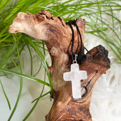 Bergkristall Kreuz Anhänger an schwarzem Band – energetischer Bergkristall Schmuck als Symbol für Klarheit, Schutz und Reinheit