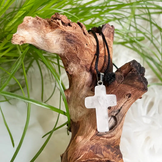 Bergkristall Kreuz Anhänger an schwarzem Band – energetischer Bergkristall Schmuck als Symbol für Klarheit, Schutz und Reinheit