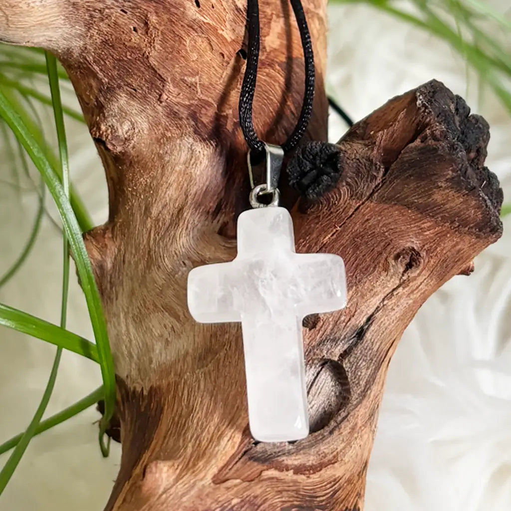 Detailaufnahme des Bergkristall Kreuz Anhängers – transparenter Kristallstein mit natürlicher Maserung als spirituelles Schmuckstück