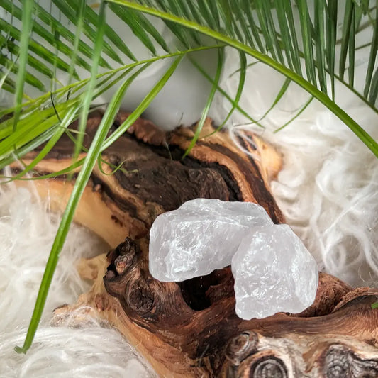 Zwei weiße Bergkristall Rohsteine auf Naturholz – unbehandelte Bergkristall Kraftsteine für Klarheit, Fokus und natürliche Energie