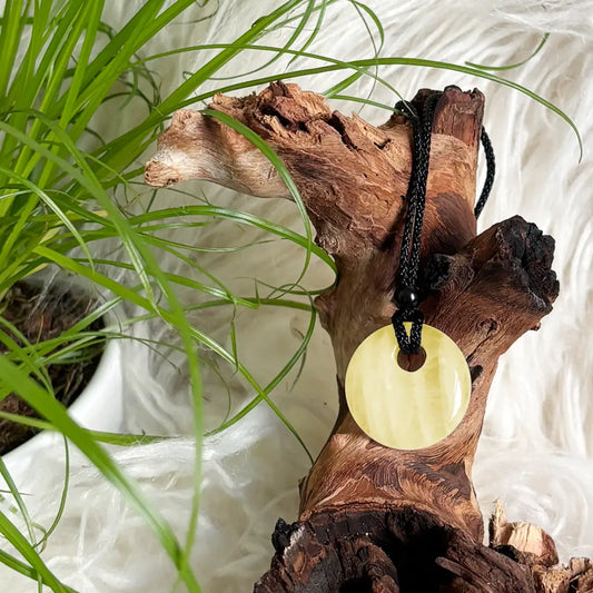 Citrin Donut Anhänger auf Holz – sonniger Citrin Schmuck mit Rundform, ideal für positive Energie und Harmonie