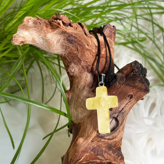Citrin Kreuz Anhänger auf Holz – leuchtend gelber Citrin Schmuck als spiritueller Begleiter für Klarheit und Positivität