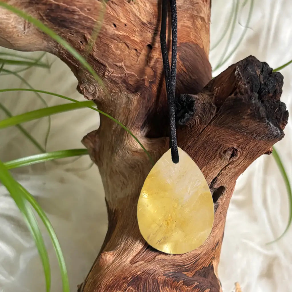 Citrin Tropfen Anhänger auf Naturholz – warmer Citrin Schmuck in Tropfenform als Symbol für Lebensfreude & Energie