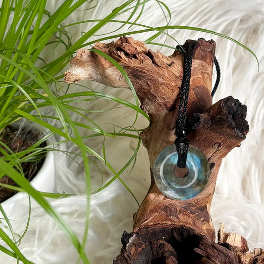 Labradorit Donut Anhänger – schimmernder Edelstein-Schmuck für spirituelle Harmonie und stilvolle Energie