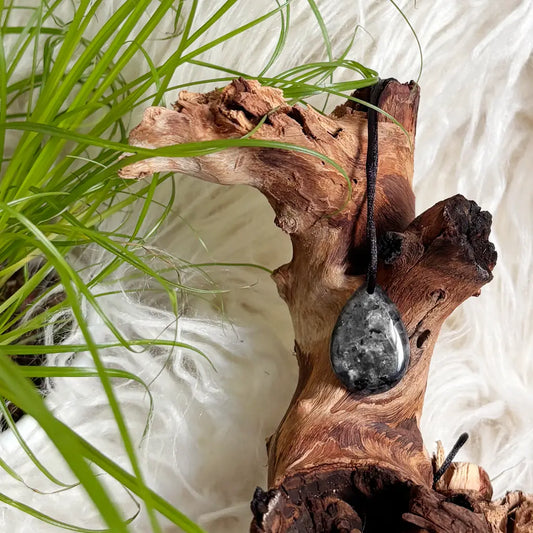Labradorit Tropfen Anhänger – mystischer Edelstein-Schmuck für Schutz, Intuition und elegante Naturverbundenheit