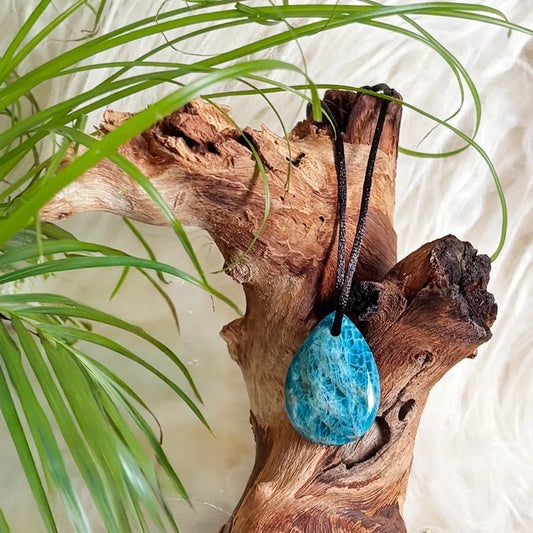 Apatit Tropfen Anhänger mit schwarzem Band – eleganter Apatit Schmuck für Klarheit, Inspiration und emotionale Balance