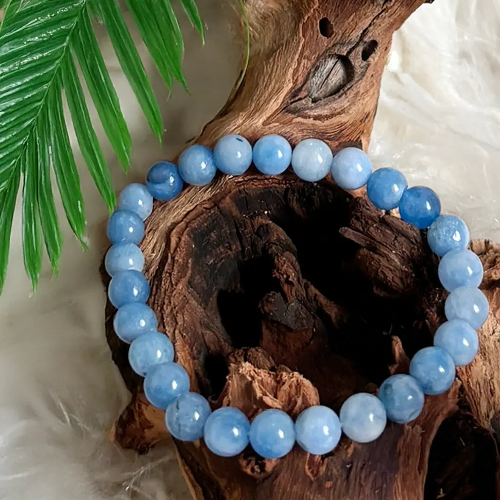 Detailansicht eines Aquamarin Armbands – polierte, hellblaue Kugelperlen mit natürlicher Maserung als harmonisierender Edelsteinschmuck