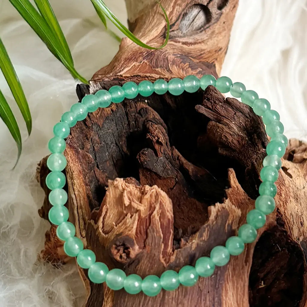 Nahaufnahme des Aventurin Armbands – glatte, grüne Edelsteinperlen auf elastischem Band als stilvoller Schmuck mit natürlicher Wirkung