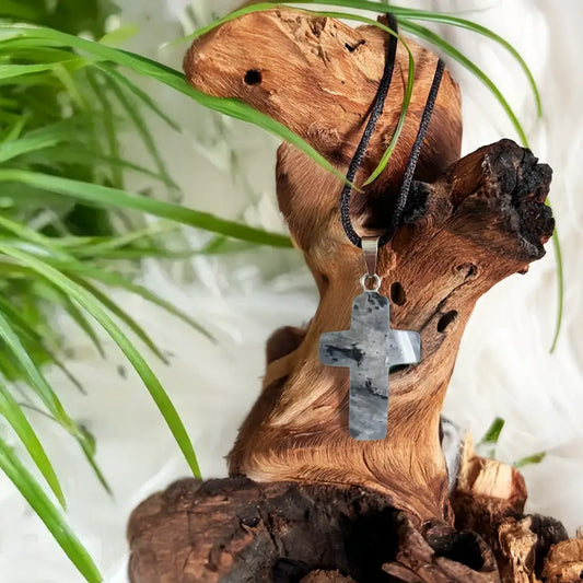 Labradorit Kreuz Anhänger – schimmernder Edelstein-Schmuck für spirituellen Schutz und mystische Ausstrahlung