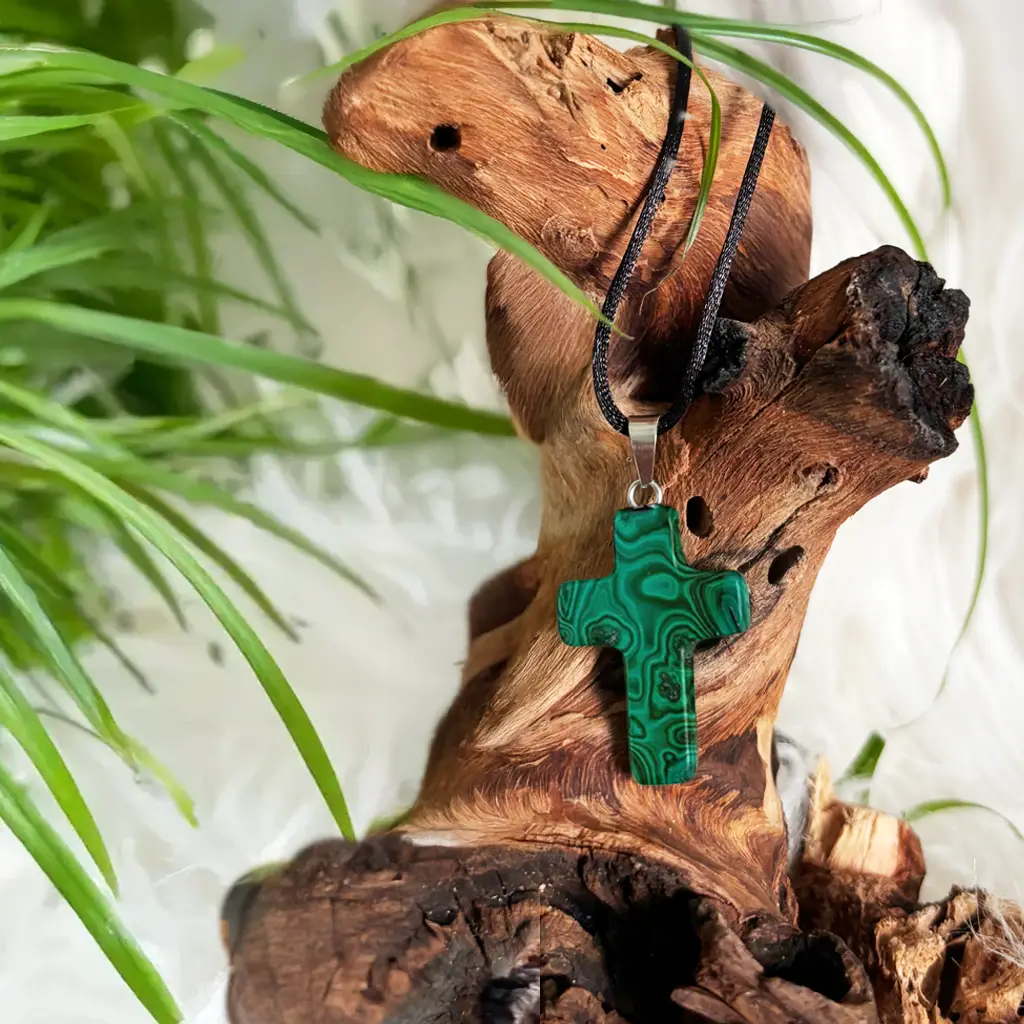 Malachit Kreuz Anhänger mit intensiver grüner Maserung – spiritueller Malachit Schmuck für Harmonie & Schutz