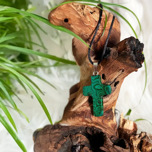Malachit Kreuz Anhänger mit intensiver grüner Maserung – spiritueller Malachit Schmuck für Harmonie & Schutz