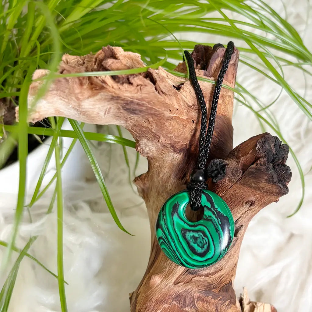 Malachit Donut Anhänger in kräftigem Grün – stilvoller Heilstein-Schmuck mit einzigartiger Maserung und Schutzwirkung