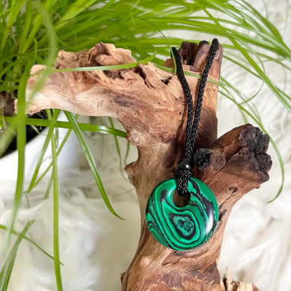 Malachit Donut Anhänger in kräftigem Grün – stilvoller Heilstein-Schmuck mit einzigartiger Maserung und Schutzwirkung