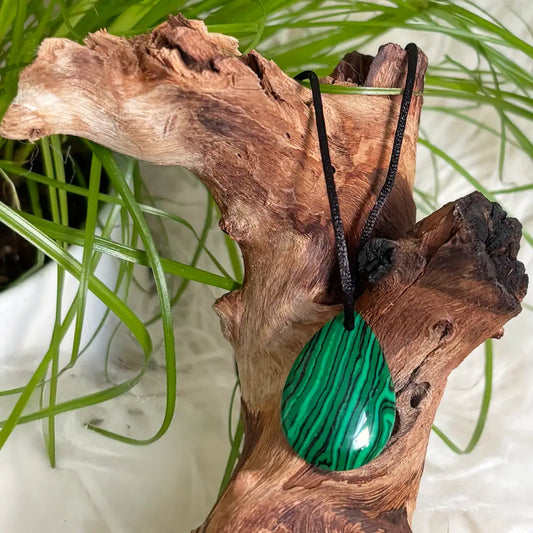 Malachit Tropfen Anhänger mit markanter Maserung – grüner Heilstein Schmuck für Energie, Schutz & Harmonie